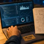 Métiers tech : code, data et cybersécurité sur un bureau